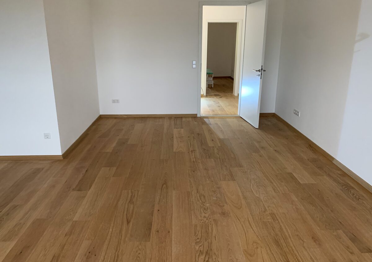 Neu verlegter Eichenboden in renoviertem Zimmer